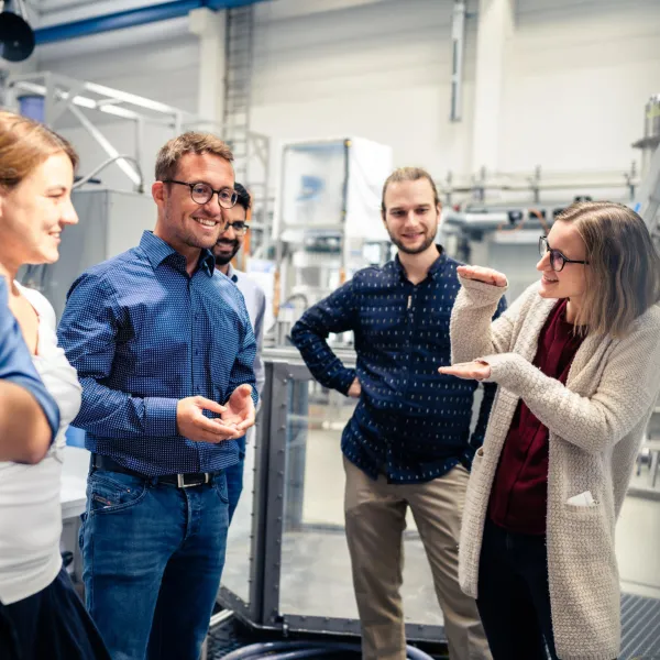 Lösungsorientiert: Intensive Diskussionen wie hier vor Ort im HZDR-Labor bringen die Zusammenarbeit voran
